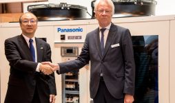 Toshiyuki Takagi, administrerende direktør i Panasonic Corporation og Gerald Engström, formann og grunnlegger av Systemair, annonserer det strategiske partnerskapet mellom selskapene på Climatizacion 2019 med et håndtrykk.