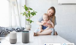 Mor og barn med Google Home og Amazon Alexa