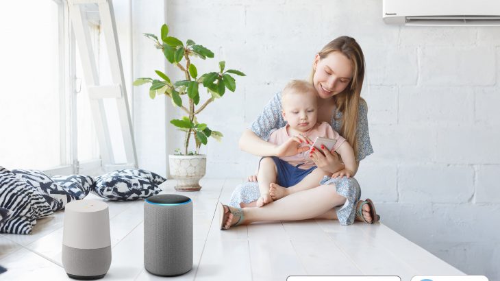 Mor og barn med Google Home og Amazon Alexa